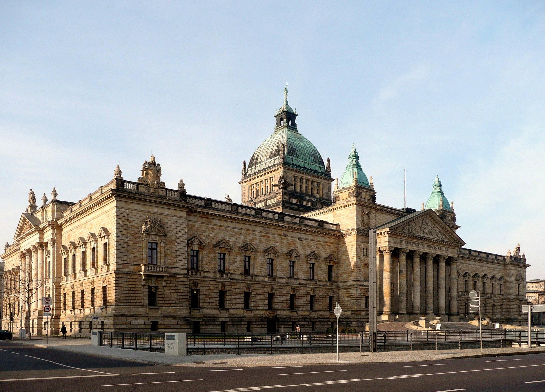Repräsentatives deutsches Gebäude als Motiv für institutionelle Arbeit
