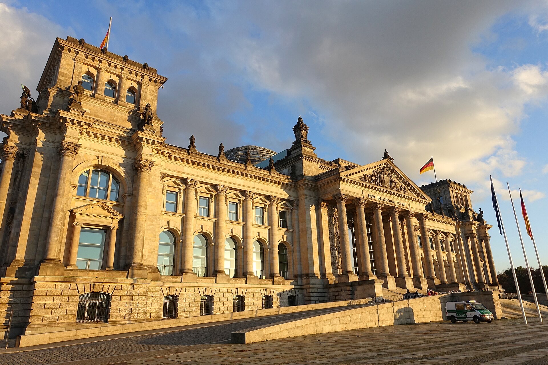 Bekannte Architektur in Berlin als Motiv für bundesweite wirtschaftliche Entwicklung
